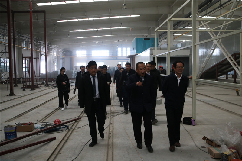 兰州市委常委
、新区党工委书记杨建忠参观考察工贸集团三厂建设情况