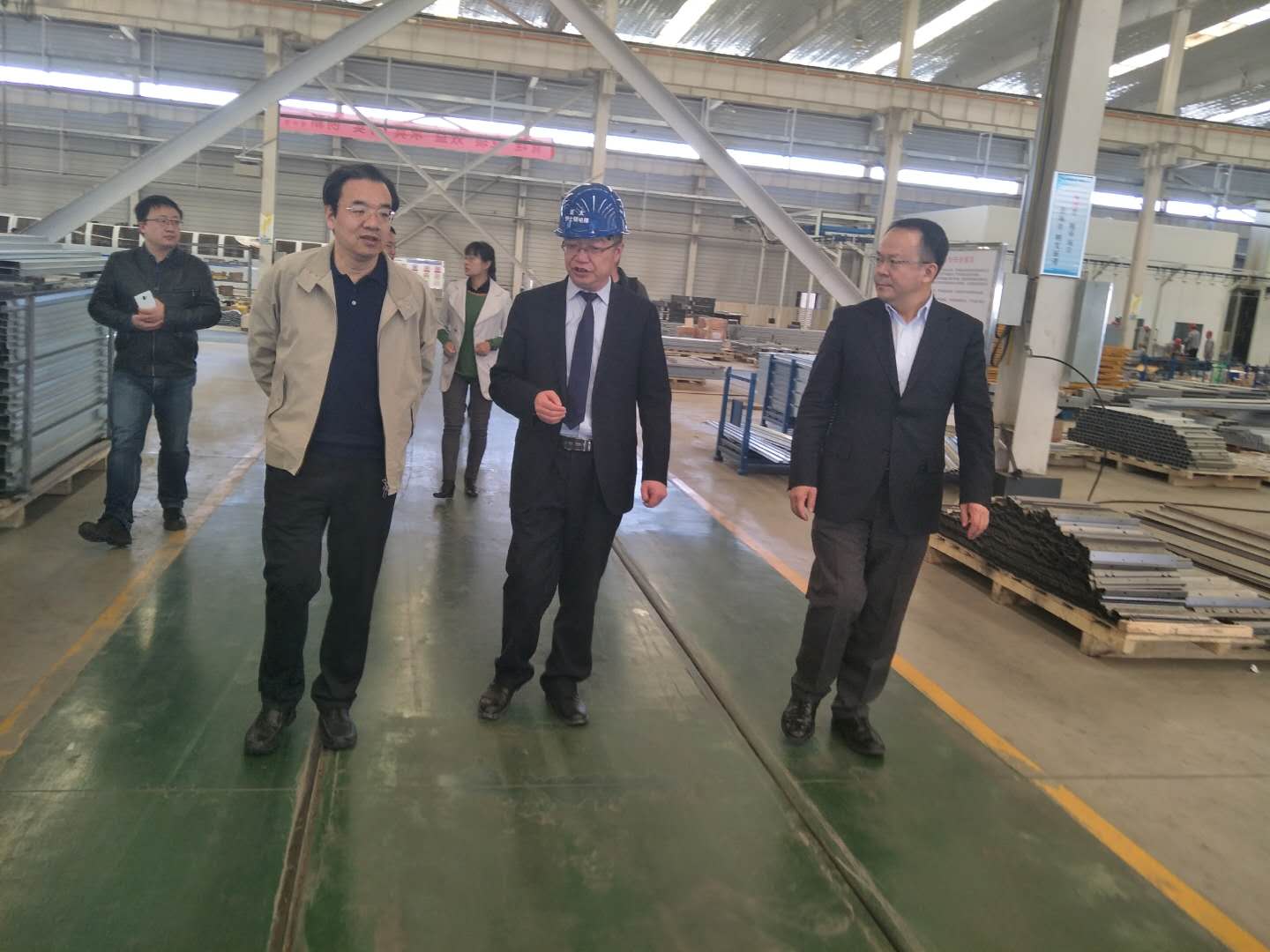 财政部驻甘专员办事处党组书记杨瑞金
，兰州市副市长牛向东一行参观考察兰州新区AG厅伊士顿电梯厂